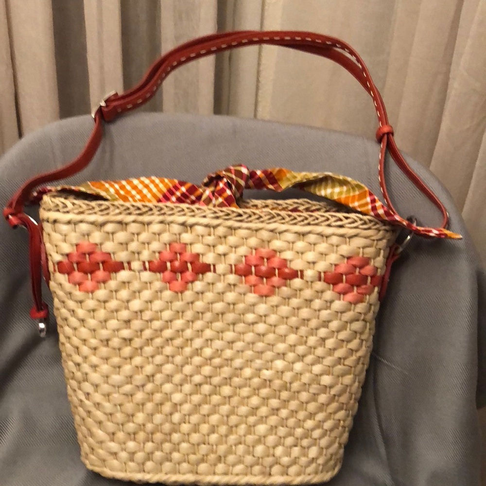 Adorable woven Brighton tie top handbag